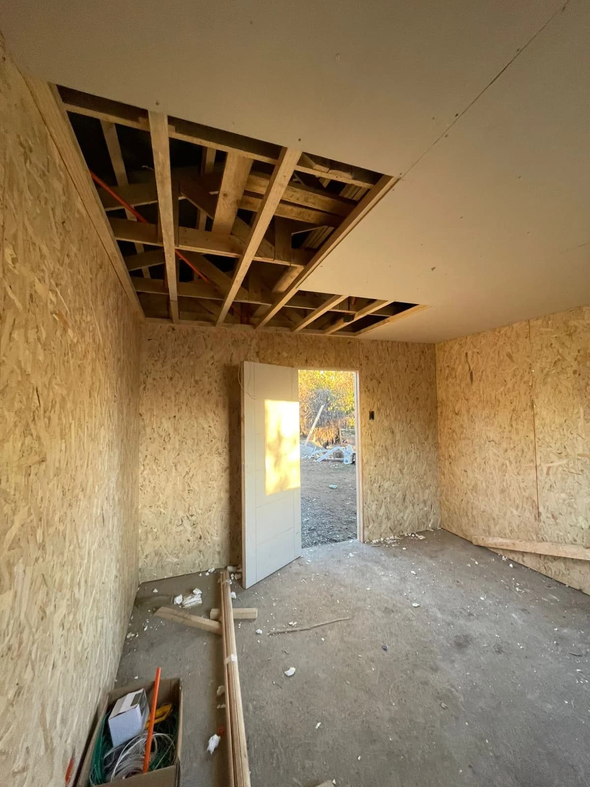 Interior de recinto liviano en obra — paredes OSB