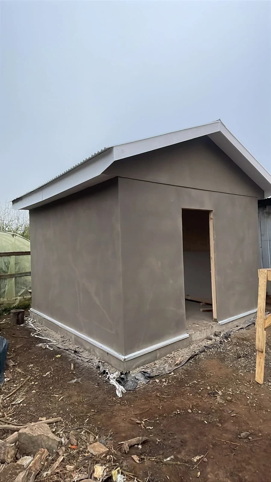 Recinto liviano en construcción — muros sin vanos