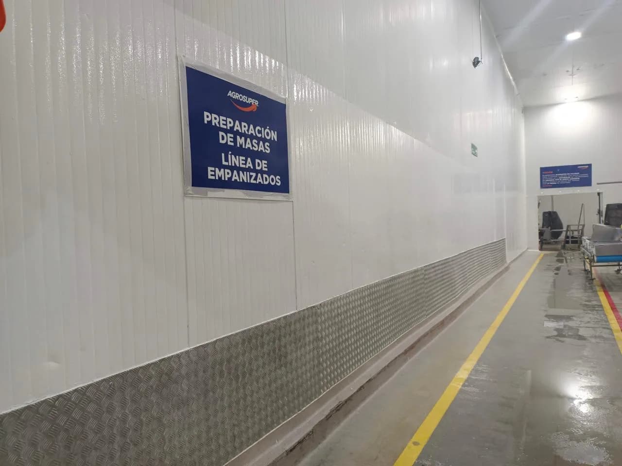 Zona de preparación de masas con paredes blancas y rodapié de aluminio