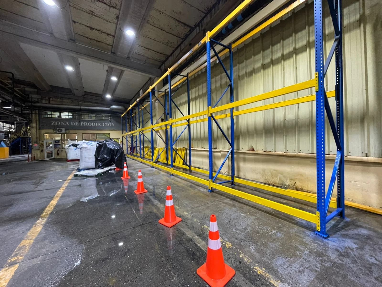 Racks pintados en zona de producción con conos de seguridad