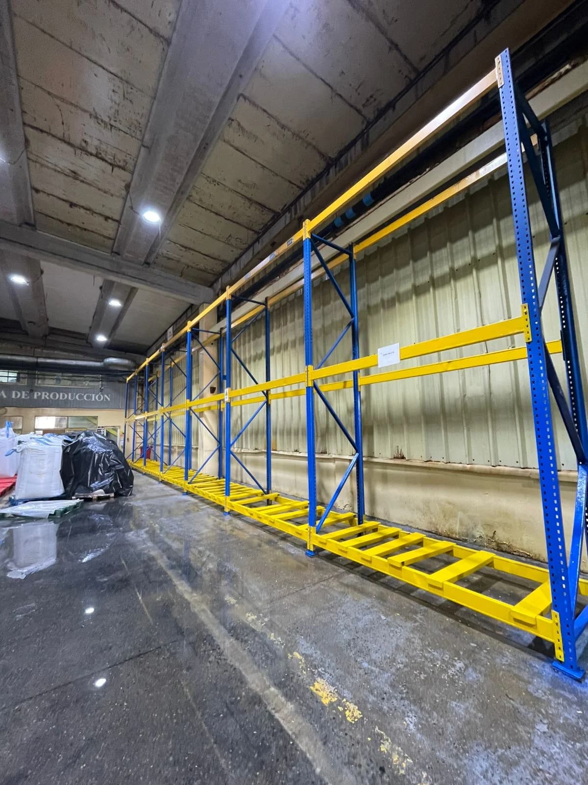 Vista amplia de racks pintados en bodega industrial