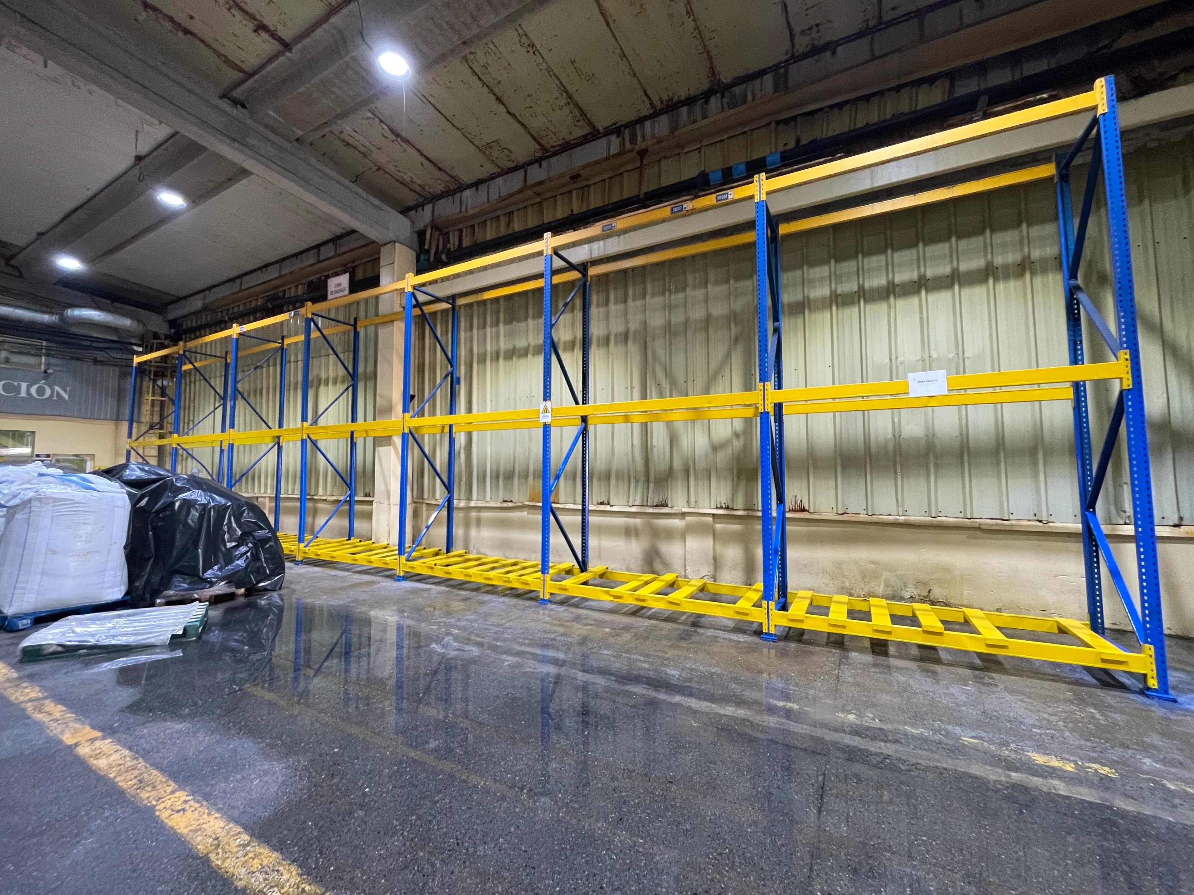 Recinto técnico modular en planta industrial